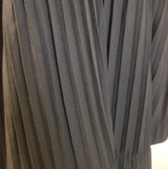 Black pleated circle a line skirt - Picture 6 of 6